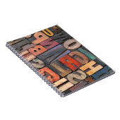 antiek letterdruk en blokken met kleurinktpatroon notitieboek (Rechterzijde)