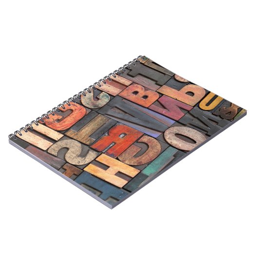 antiek letterdruk en blokken met kleurinktpatroon notitieboek (Linkerzijde)