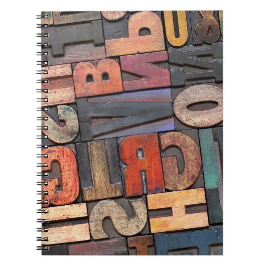 antiek letterdruk en blokken met kleurinktpatroon notitieboek (Voorkant)