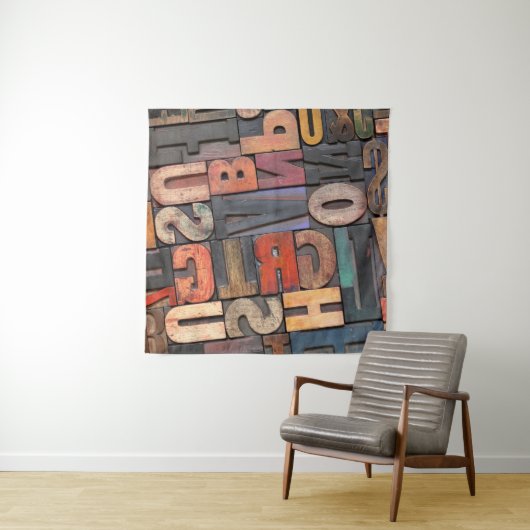 antiek letterdruk en blokken met kleurinktpatroon wandkleed (In situ)