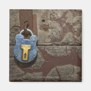 Antiek metalen slot op stenen muur magneet