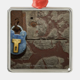 Antiek metalen slot op stenen muur ornament