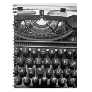 antiek oude typemachine gebruikt in correspondenti notitieboek