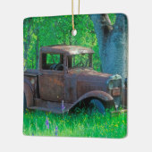 Antiek overbelaste vrachtwagen in een weide keramisch ornament (Links)