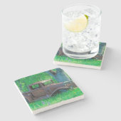 Antiek overbelaste vrachtwagen in een weide stenen onderzetter (Zijkant)