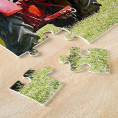 Antiek rode en gele trekker in het veld legpuzzel (Zijkant)