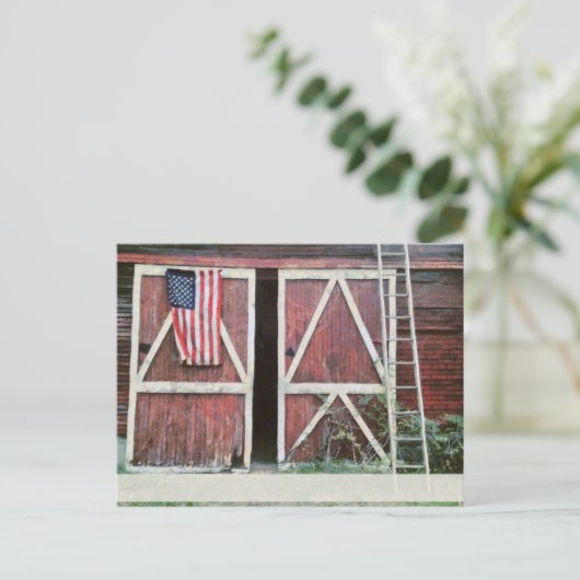 Antiek rode scheurdeuren met een vlag en een oude  briefkaart (Staand voorkant)