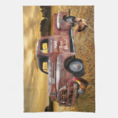 Antiek Rode Vrachtwagen Haan Boerderij Veld Zonson Theedoek (Verticaal)