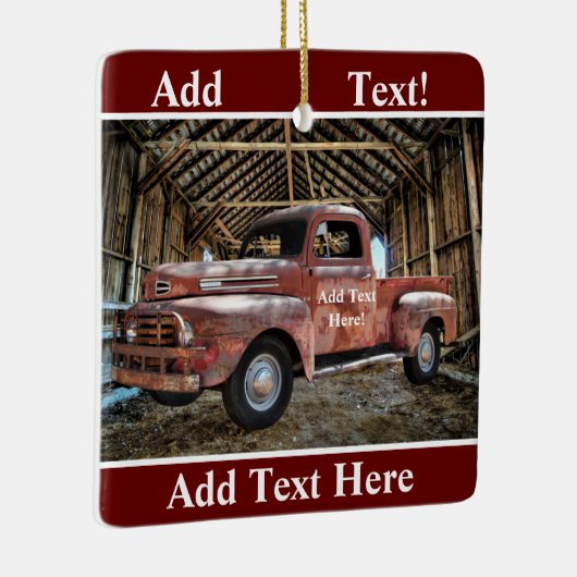 Antiek rode vrachtwagen in bijtende schuur keramisch ornament (Rechts)