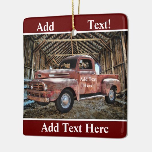 Antiek rode vrachtwagen in bijtende schuur keramisch ornament (Links)