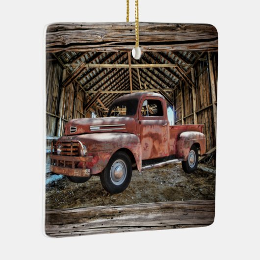 Antiek rode vrachtwagen in roestvrij barnkeramisch keramisch ornament (Rechts)