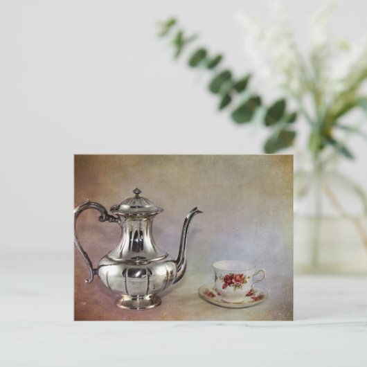 Antiek Silver Tea Pot and Bone China Cup Briefkaart (Staand voorkant)