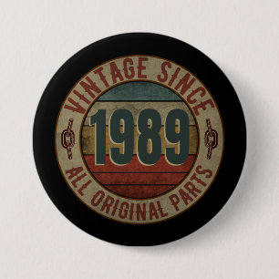 ANTIEK SINDS 1989 ALLE ORIGINELE ONDERDELEN. RONDE BUTTON 7,6 CM