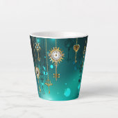 Antiek Skeleton Keys op groene achtergrond Latte Mok (Voorkant)