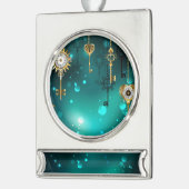 Antiek Skeleton Keys op groene achtergrond Verzilverd Banner Ornament (Links)