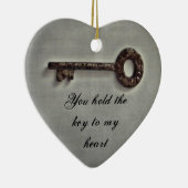 Antiek sleutel op grijs keramisch ornament (Rechts)