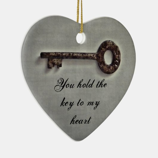 Antiek sleutel op grijs keramisch ornament (Rechts)