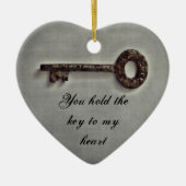 Antiek sleutel op grijs keramisch ornament (Voorkant)