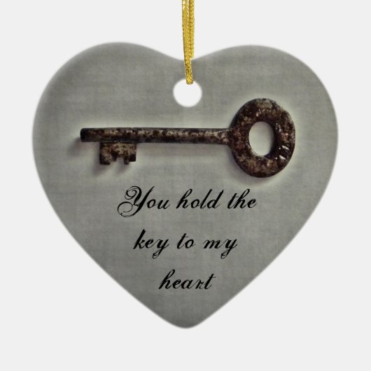 Antiek sleutel op grijs keramisch ornament (Voorkant)