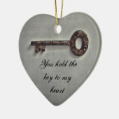 Antiek sleutel op grijs keramisch ornament (Links)