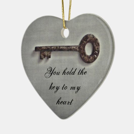 Antiek sleutel op grijs keramisch ornament (Links)