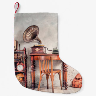 Antiek stoel, oude typemachine, retro radio, gramp kleine kerstsok