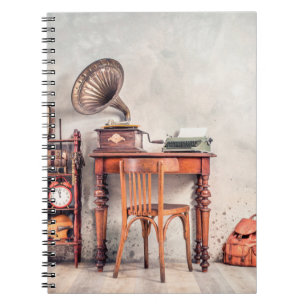 Antiek stoel, oude typemachine, retro radio, gramp notitieboek