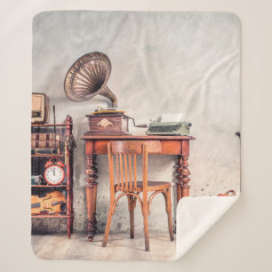 Antiek stoel, oude typemachine, retro radio, gramp sherpa deken