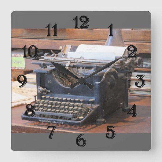 Antiek typemachentieklok vierkante klok (Voorkant)