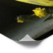 Antiek vaas van gele bloemen poster (Hoek)