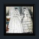 Antiek-witbruiloft Cadeaudoosje<br><div class="desc">Deze mooie bruiden dragen trouwjurken uit 1850.</div>