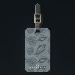 Antiek Zee Schelp Monogram Bagagelabel<br><div class="desc">Naadloos patroon van antieke schelpen op een namaak stof donkerblauwe achtergrond met een op maat gemaakt monogram op de voorzijde en persoonlijke informatie op de achterzijde,  allemaal in schreefloos lettertype</div>