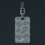 Antiek Zee Schelp Monogram Bagagelabel<br><div class="desc">Naadloos patroon van antieke schelpen op een namaak stof donkerblauwe achtergrond met een op maat gemaakt monogram op de voorzijde en persoonlijke informatie op de achterzijde,  allemaal in schreefloos lettertype</div>