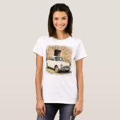 Antieke auto bij stenen gebouw t-shirt (Voorkant volledig)
