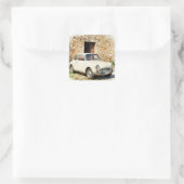 Antieke auto bij stenen gebouw vierkante sticker (Tas)