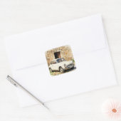 Antieke auto bij stenen gebouw vierkante sticker (Envelop)