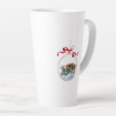 Antieke auto in een heldere kerstbal latte mok (Rechterhoek)