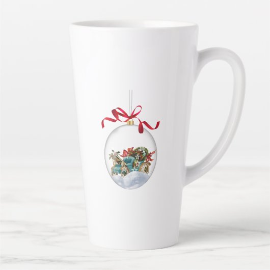 Antieke auto in een heldere kerstbal latte mok (Rechts)