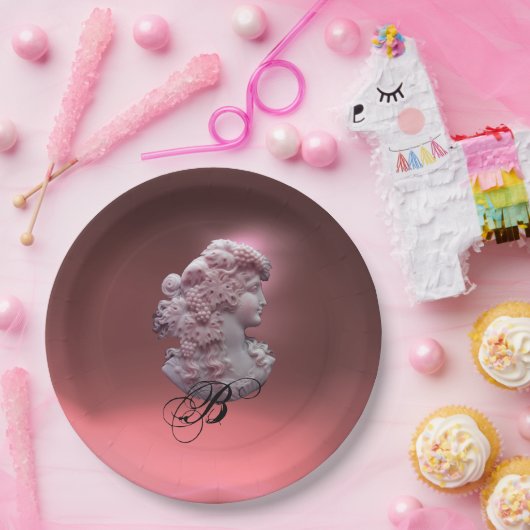 ANTIEKE CAMEE, DAME MET DRIVEN MONOGRAM  PAPIEREN BORDJE (Feest)