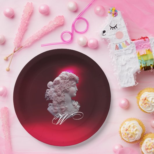 ANTIEKE CAMEE, DAME MET DRUIVEN MONOGRAM  PAPIEREN BORDJE (Feest)