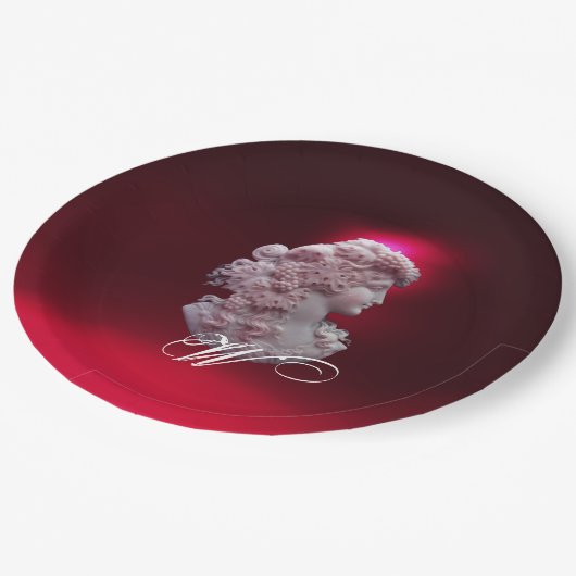 ANTIEKE CAMEE, DAME MET DRUIVEN MONOGRAM PAPIEREN BORDJE (Gekanteld)