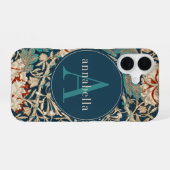 Antieke donkere William Morris Tapijt Monogram iPhone 16 Hoesje (Achterkant horizontaal)