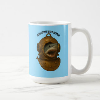 Antieke duikhelm met een haai die tevoorschijn kom koffiemok