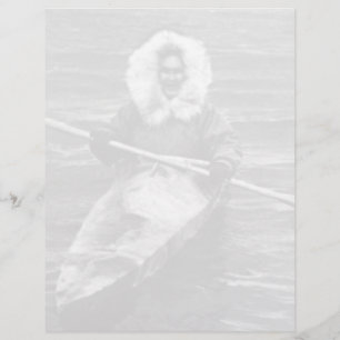 Antieke Eskimo uit Alaska, VS en zijn kajak