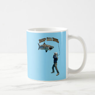Antieke helmduiker die vecht met een tijgerhaai UR Koffiemok
