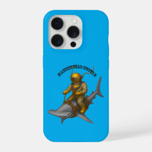 Antieke helmduiker rijdt op een hamerhaai URM iPhone 15 Pro Case