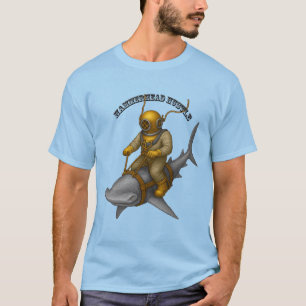 Antieke helmduiker rijdt op een hamerhaai URM T-shirt