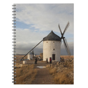 Antieke La Mancha-molens, met bezoekers Notitieboek