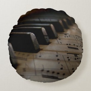 Antieke muziek pianotoetsen flashdrive rond kussen