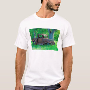 Antieke roestige vrachtwagen in een wei t-shirt